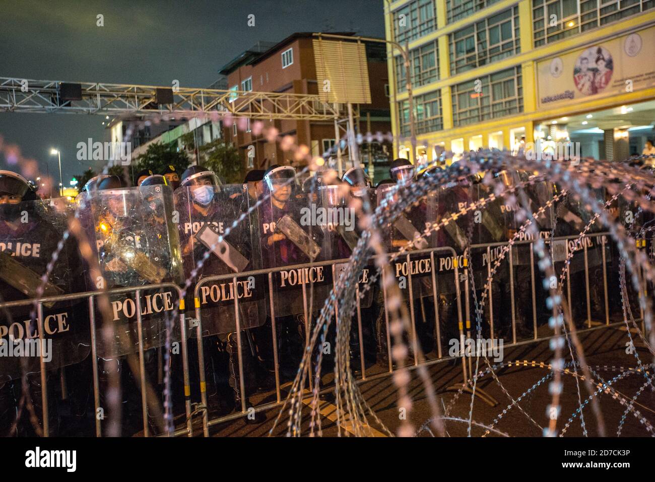 La police anti-émeute se trouve derrière une barricade lors d'une manifestation antigouvernementale dans la capitale thaïlandaise. Des milliers de manifestants pro-démocratie ont envahi les rues du monument de la victoire en demandant la démission du Premier ministre thaïlandais et la réforme de la monarchie pour le septième jour après un «état d'urgence sévère» déclaré par le Premier ministre Prayut Chan-o-cha. Les manifestants ont défilé du Monument de la victoire à la Maison du gouvernement et ont remis une lettre au Premier ministre Prayut Chan-o-cha lui demandant de démissionner avant 3 jours. La manifestation a pris fin pacifiquement. Banque D'Images