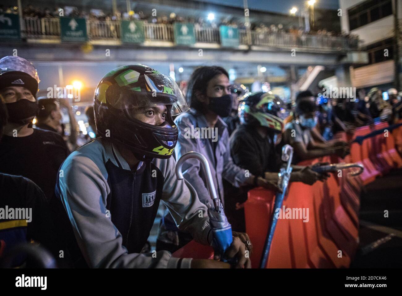 Les manifestants pro-démocratie se rassemblent devant les barricades en plastique lors d'une manifestation anti-gouvernementale dans la capitale thaïlandaise. Des milliers de manifestants pro-démocratie ont envahi les rues du monument de la victoire en demandant la démission du Premier ministre thaïlandais et la réforme de la monarchie pour le septième jour après un «état d'urgence sévère» déclaré par le Premier ministre Prayut Chan-o-cha. Les manifestants ont défilé du Monument de la victoire à la Maison du gouvernement et ont remis une lettre au Premier ministre Prayut Chan-o-cha lui demandant de démissionner avant 3 jours. La manifestation a pris fin pacifiquement. Banque D'Images