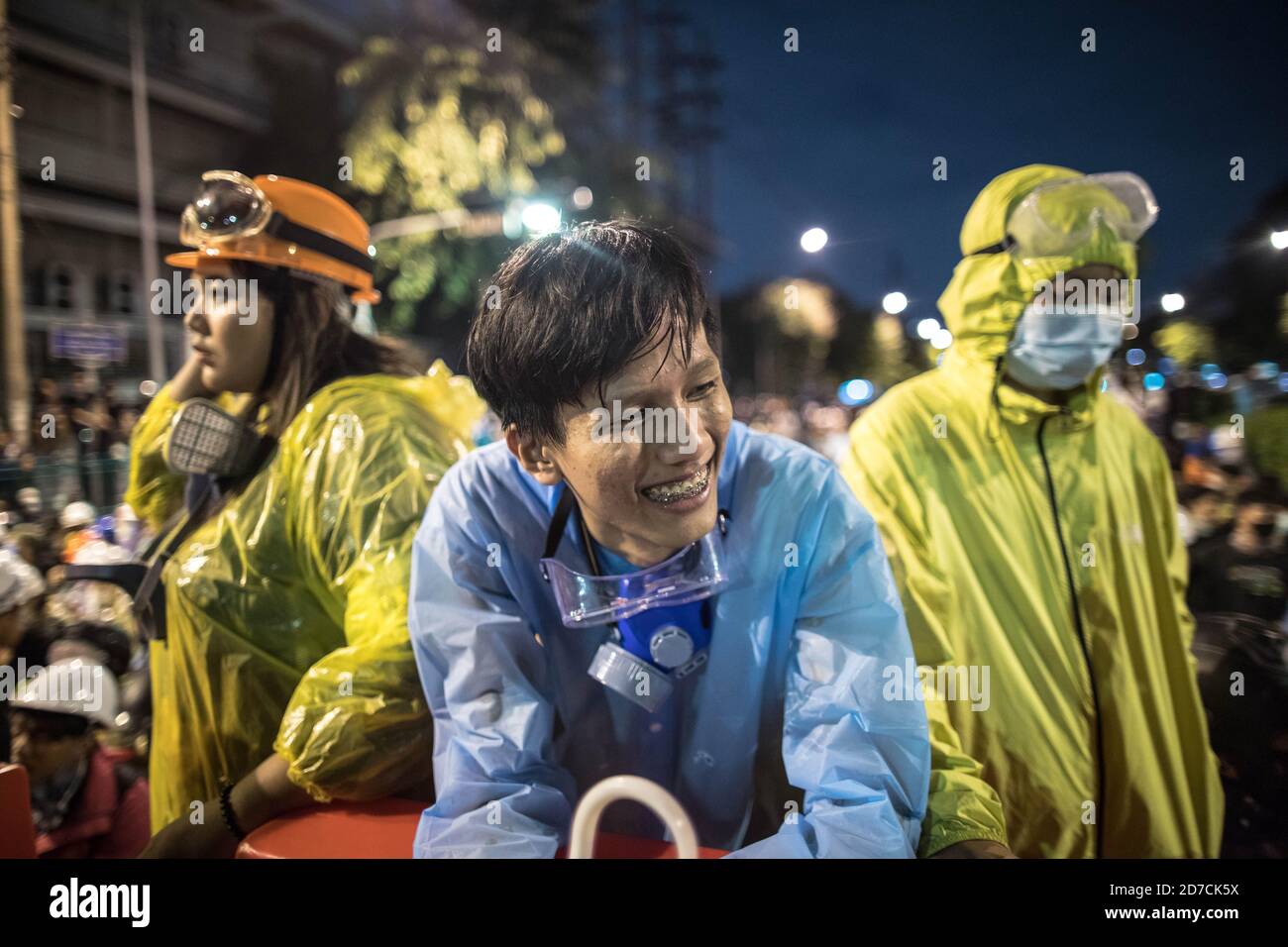 Un manifestant pro-démocratie sourit lors d'une manifestation anti-gouvernementale dans la capitale thaïlandaise. Des milliers de manifestants pro-démocratie ont envahi les rues du monument de la victoire en demandant la démission du Premier ministre thaïlandais et la réforme de la monarchie pour le septième jour après un «état d'urgence sévère» déclaré par le Premier ministre Prayut Chan-o-cha. Les manifestants ont défilé du Monument de la victoire à la Maison du gouvernement et ont remis une lettre au Premier ministre Prayut Chan-o-cha lui demandant de démissionner avant 3 jours. La manifestation a pris fin pacifiquement. Banque D'Images