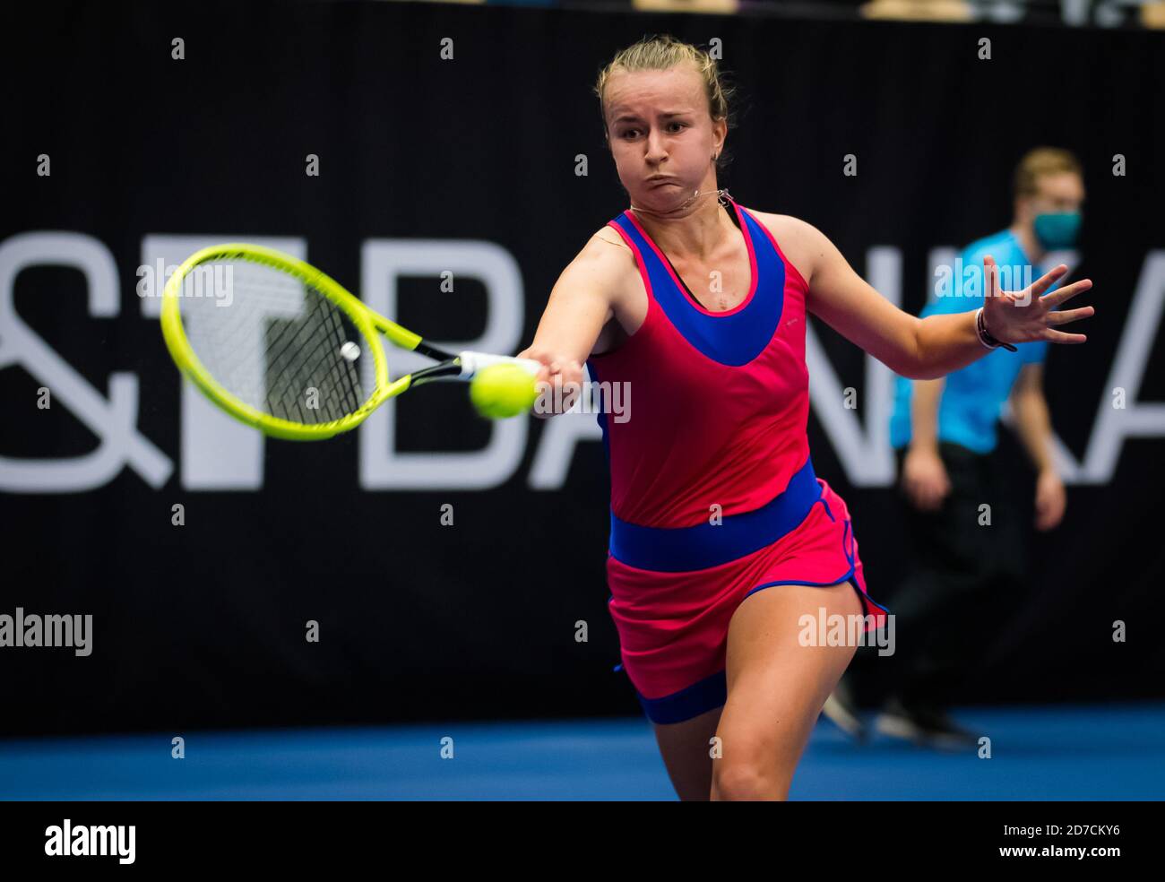 Arbora Krejcikova de la République tchèque en action contre Victoria Azarenka du Bélarus au cours du premier tour, en 2020 J&T Banka Ostrava Open WTA Banque D'Images