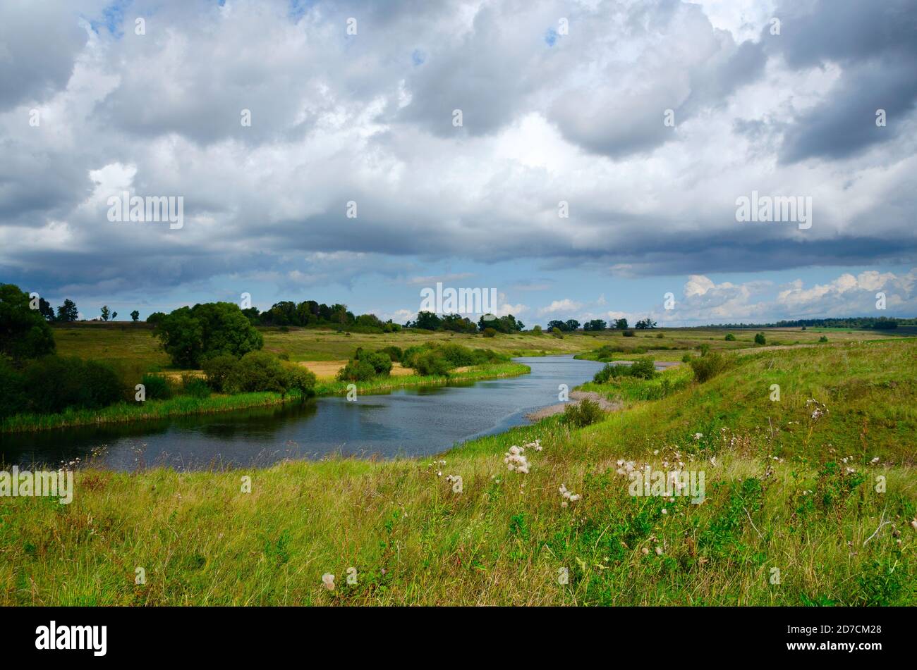 Magnifique paysage panoramique avec courbe de rivière et nuages sombres de tempête sur le terrain Banque D'Images