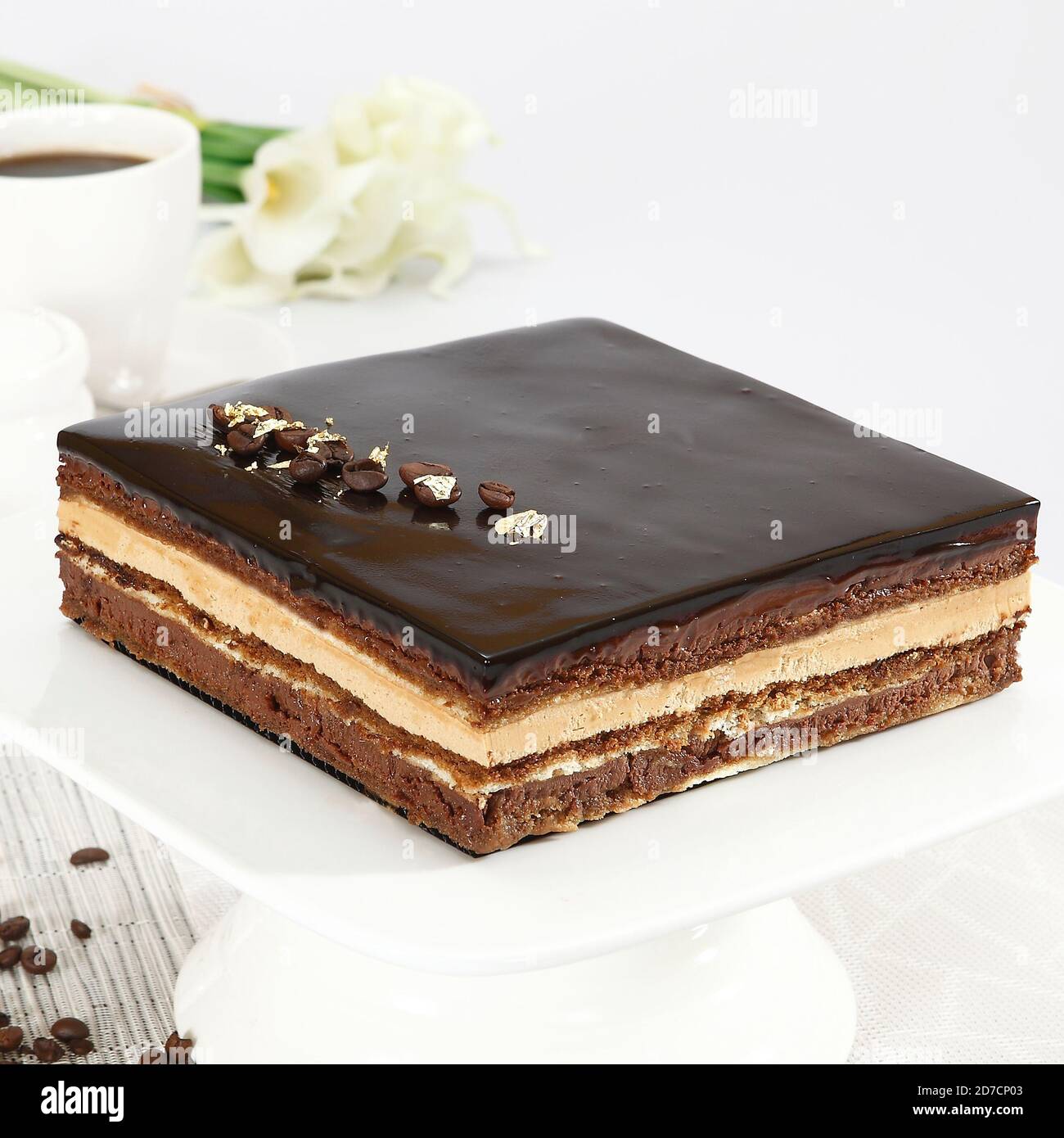 gâteau de pera - le gâteau d'opéra est un gâteau français. Il est fait avec des couches de gâteau éponge d'amande imbibées de sirop de café, en couches de ganache et de café. Banque D'Images