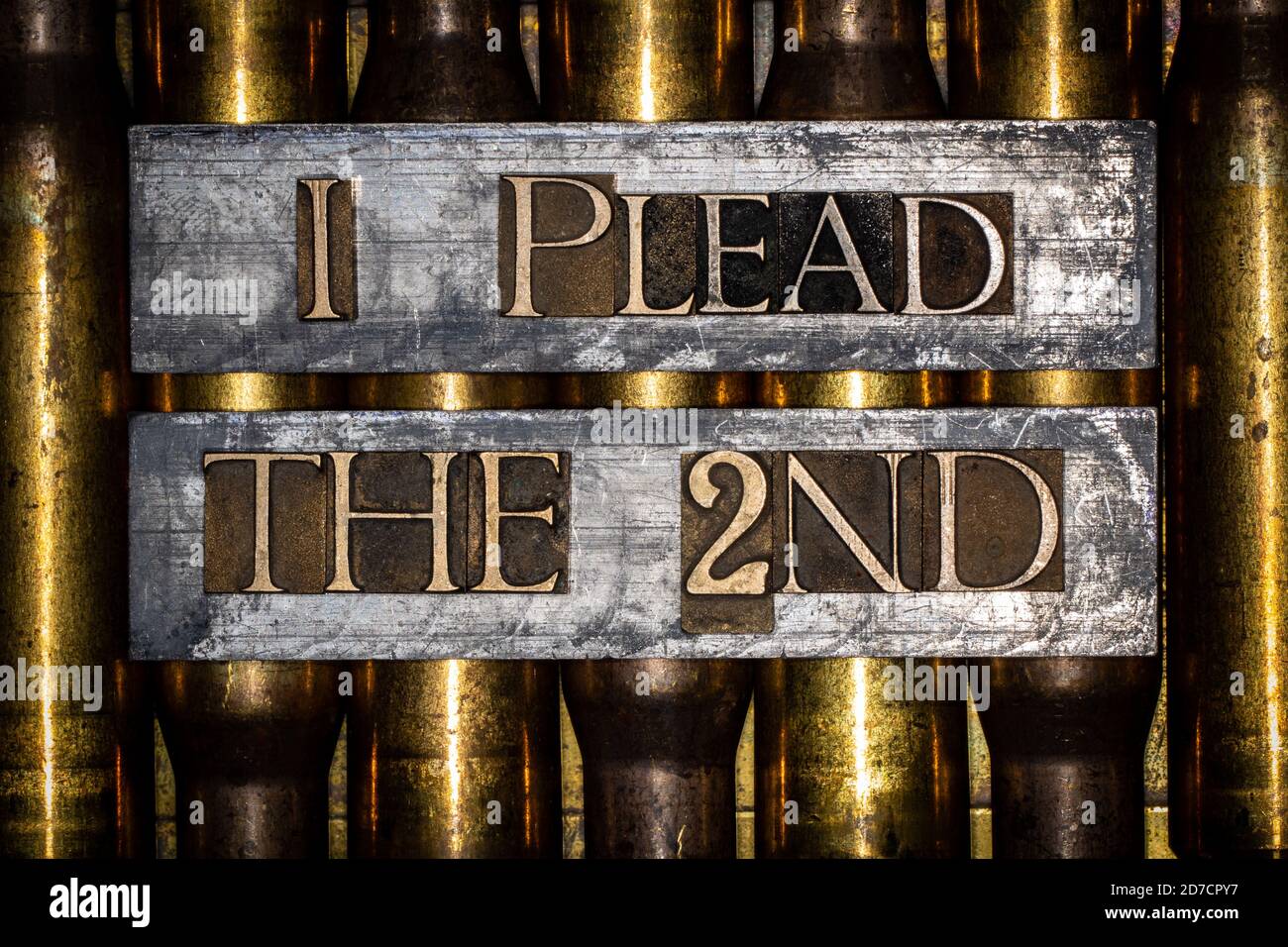 I Plead le deuxième message texte transposé sur les barres de plomb plus de cuivre 50 canons de calibre boyaux sur grunge texturé vintage fond cuivre et or Banque D'Images