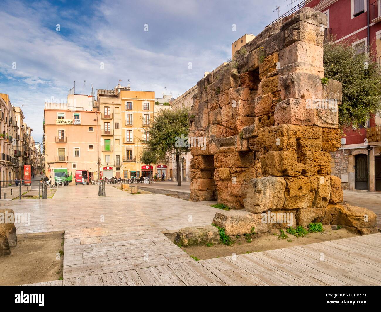 5 mars 2020 : Tarragone, Espagne - Placa del Forum, site du Forum romain, avec des ruines romaines, à Tarragone au printemps. Banque D'Images