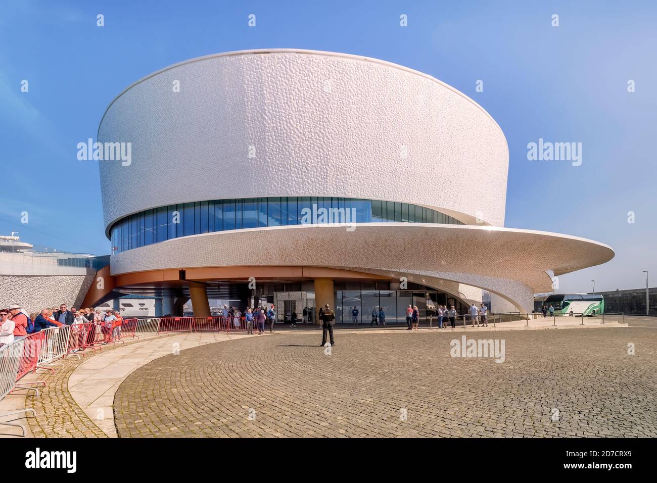 10 mars 2020: Leixoes, Portugal - terminal de croisière du Port de Leixões, Porto, avec des passagers faisant la queue pour les autocars d'excursion. Banque D'Images