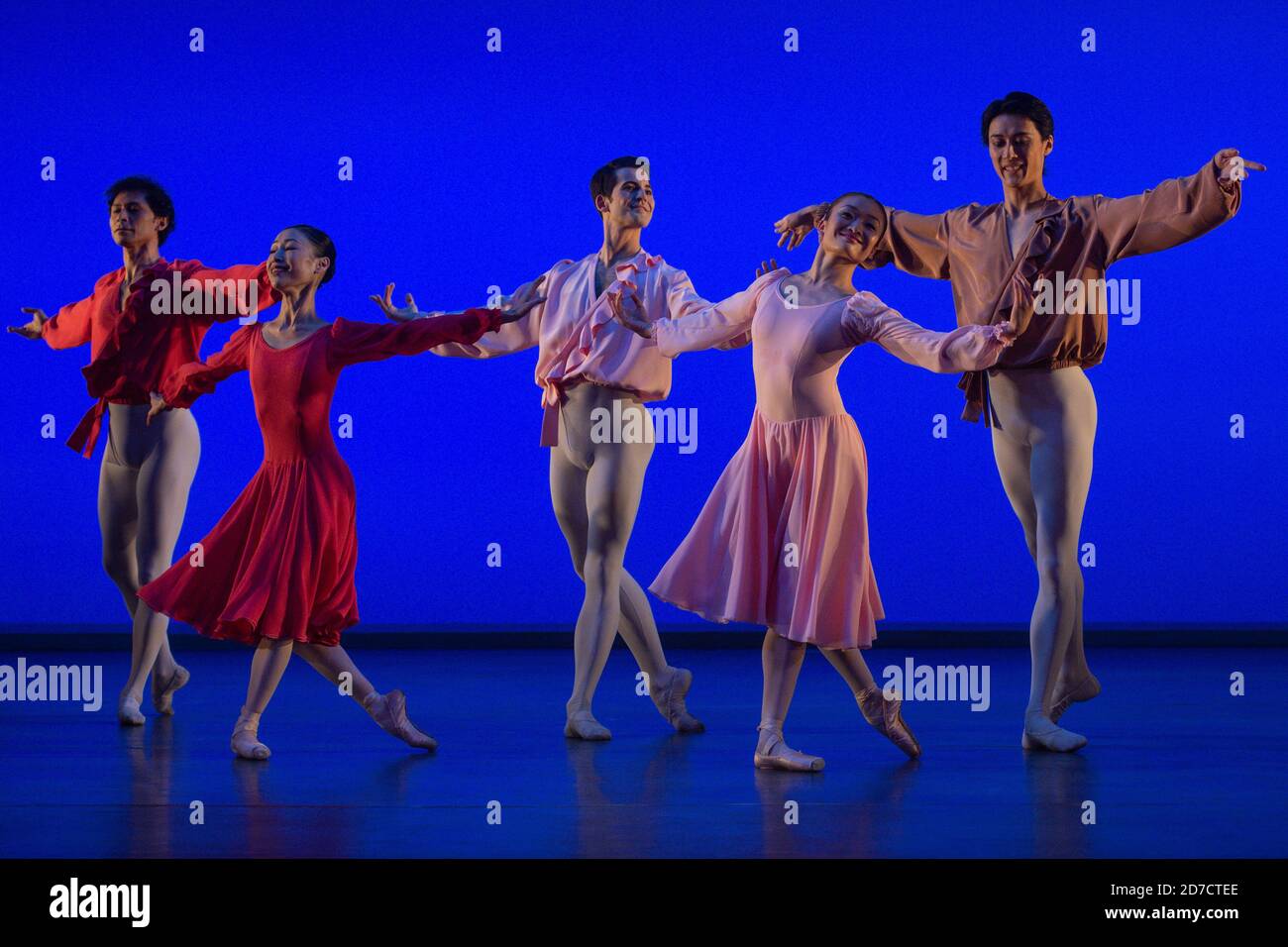 Les danseurs se produisent « Our Waltzes » lors d'une répétition de la robe de Lazuli Sky, une nouvelle production du Birmingham Royal Ballet au Birmingham Repertory Theatre qui ouvre le 22 octobre. Banque D'Images