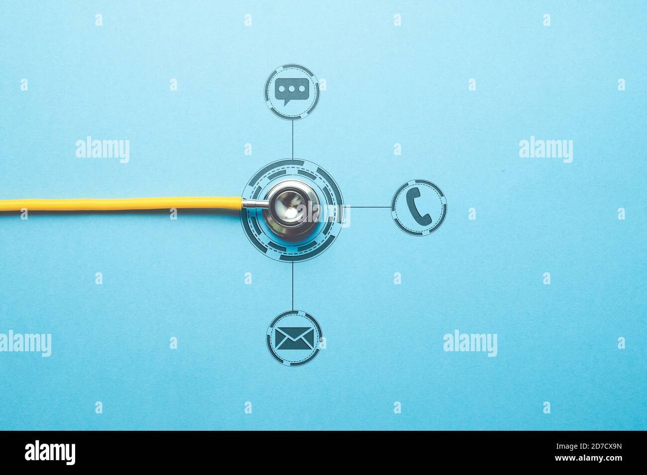 Stéthoscope sur table avec icônes de téléphone, de messagerie et de contacts e-mail. Banque D'Images
