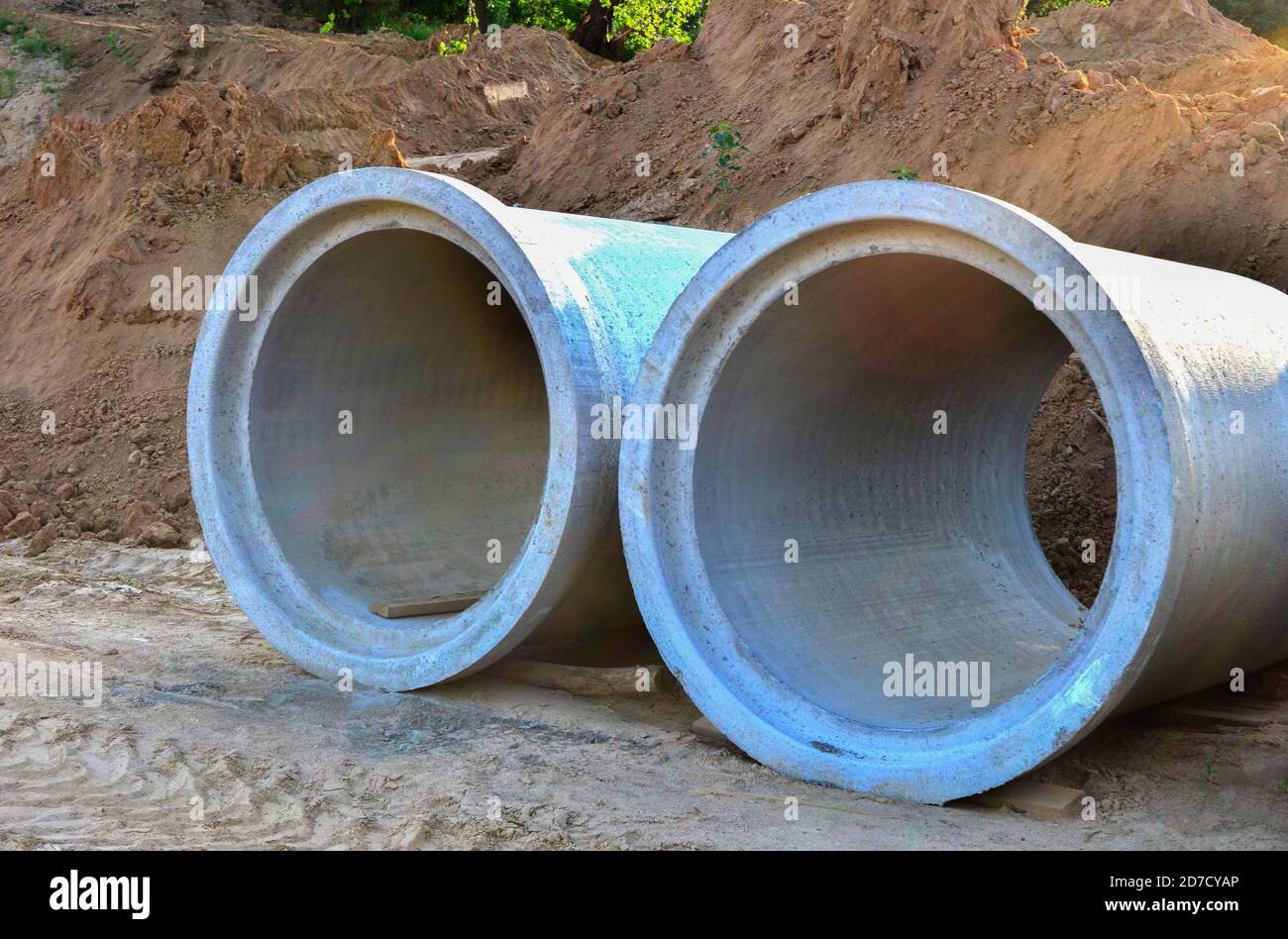 Pose de tuyaux d'égout pluvial souterrains sur le chantier de construction.  Installation de conduites d'eau principale, d'égouts sanitaires, de  systèmes de drainage pluvial. Tuyau de drainage en béton Photo Stock - Alamy