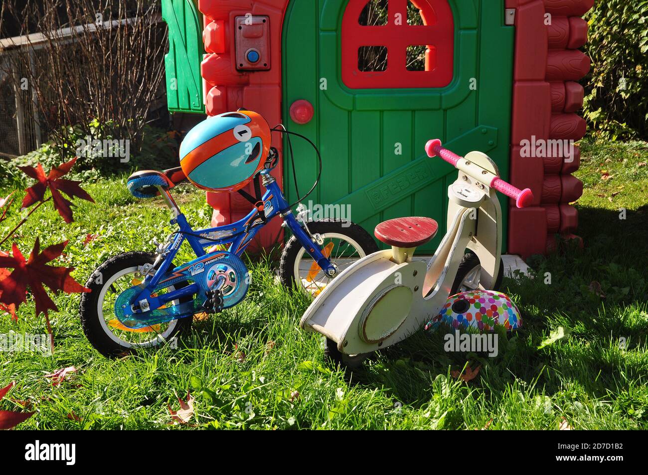 Vélo et vélo d'équilibre devant la maison des enfants Banque D'Images