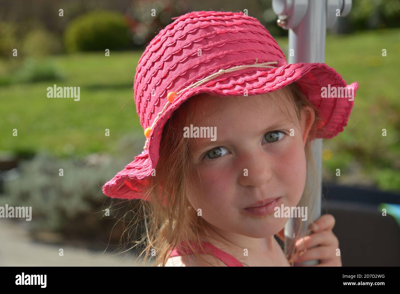 Petite fille en maillot de bain et chapeau rose Banque D'Images