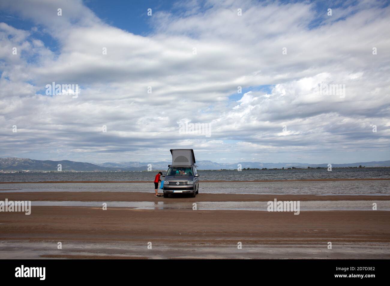 Motor home au Parc naturel du Delta de l´Ebre, Tarragone, Costa Daurada, Catalogne, Espagne. Banque D'Images