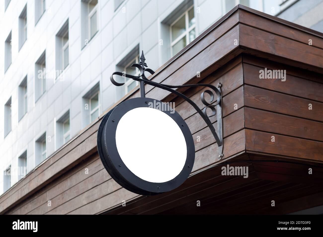 Maquette de panneau circulaire vide minimaliste pour le design. Panneau d'affichage suspendu pour la présentation du logo monté sur le mur. Metal café restaurant ou Banque D'Images