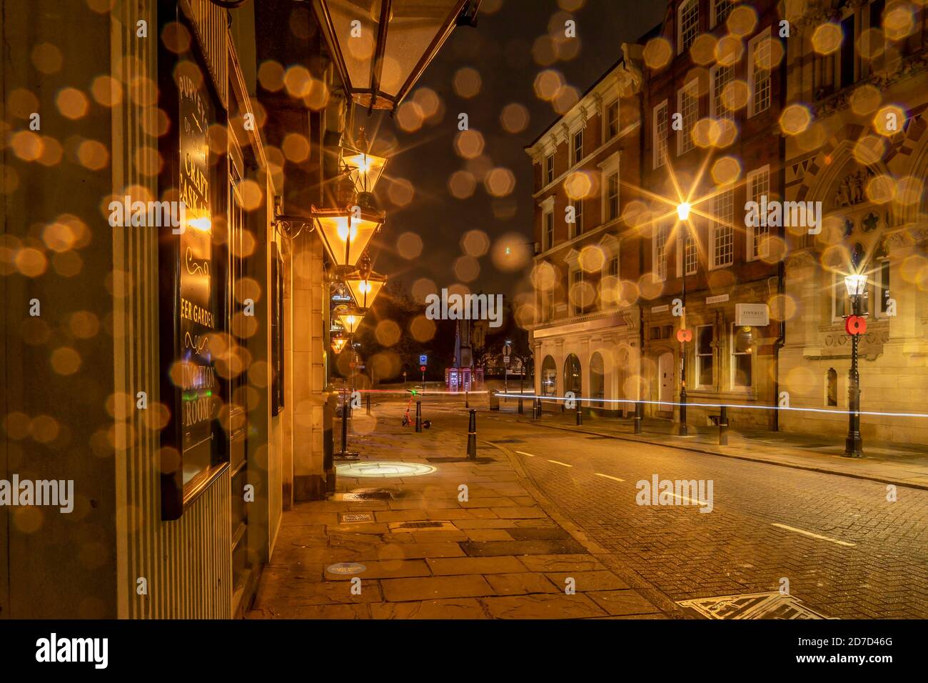 Northampton, Royaume-Uni, Météo, 22 octobre 2020. La pluie légère a commencé tôt le matin avec elle de plus en plus lourde vers l'aube dans le centre-ville de Northampton, la prévision est pour elle de se dégager en milieu de matinée. Crédit : Keith J Smith./Alamy Live News Banque D'Images