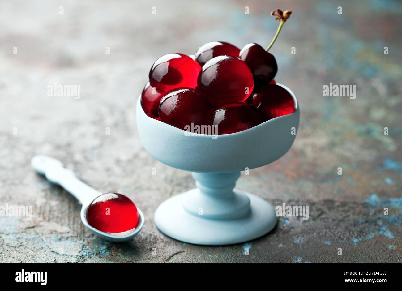 Bonbons faits maison en gelée de thé à l'hibiscus karkade, au goût sélectif Banque D'Images