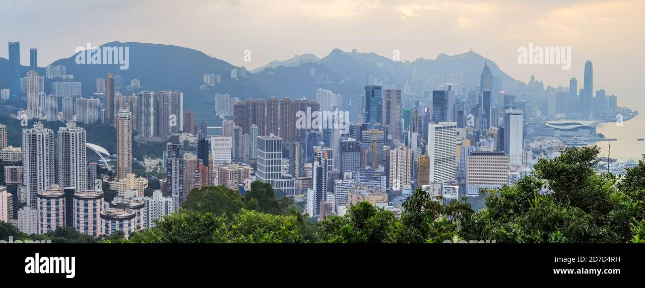 Vue panoramique sur le coucher du soleil dans la ville de Hong Kong Skyline depuis la colline de Braemar, North point Banque D'Images