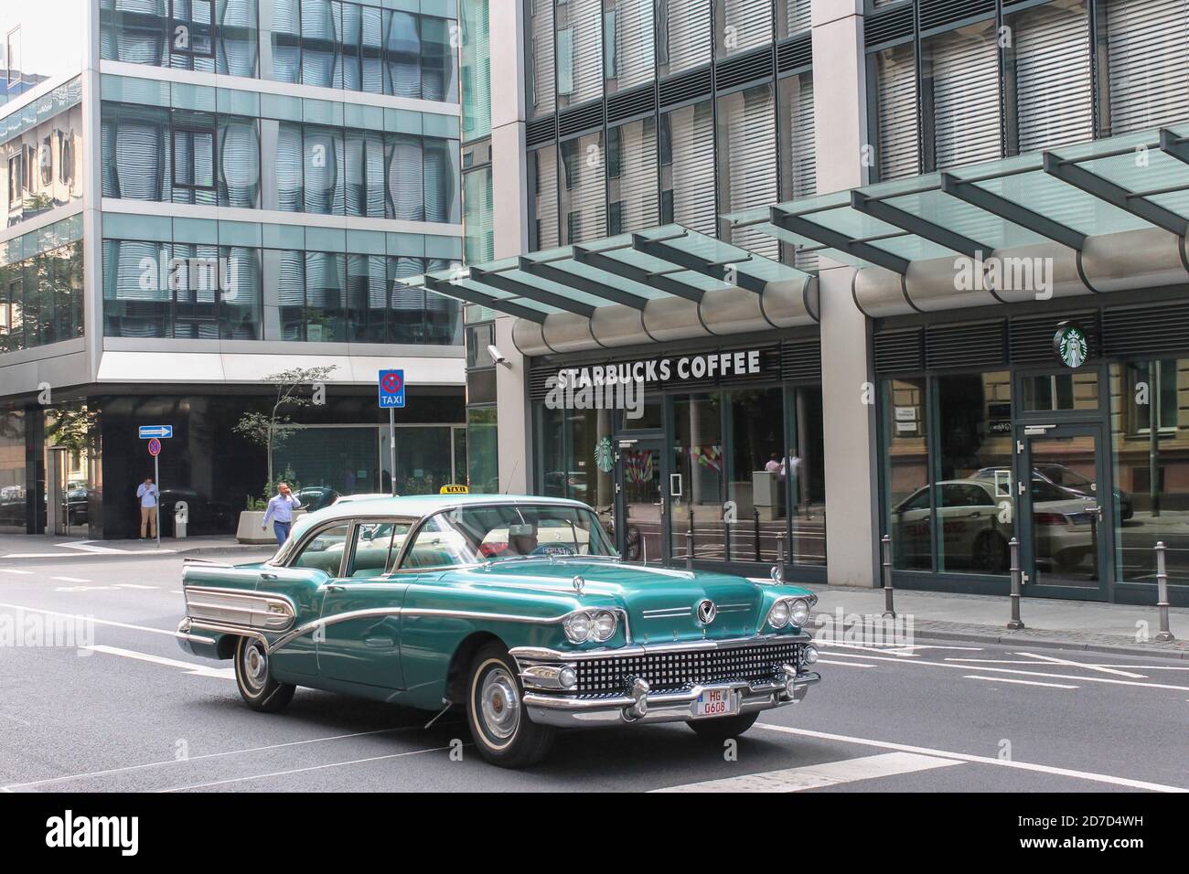 FRANKFURT AM MAIN, ALLEMAGNE - 19 juin 2014 : vue sur le café Starbucks et voiture classique américaine étonnante à Francfort.Famous Coffee BRAND from USA.am Banque D'Images