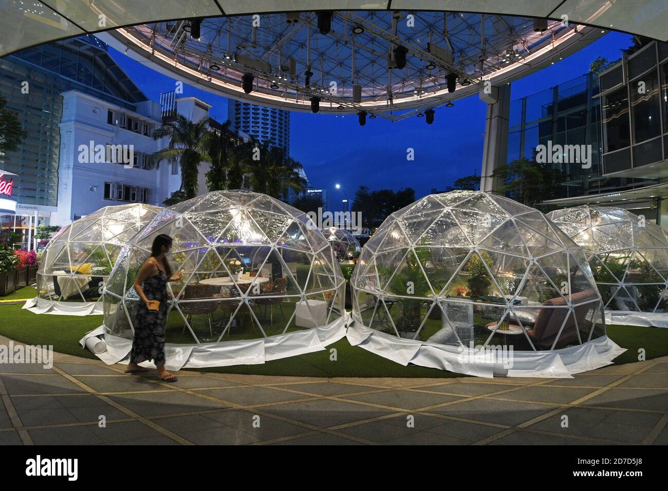 Singapour, Singapour. 21 octobre 2020. Une femme passe devant des dômes de restauration, des installations qui aident à prévenir la propagation de l'épidémie de COVID-19, à Capitol Singapore Outdoor Plaza, Singapour, le 21 octobre 2020. Crédit: Puis Chih Wey/Xinhua/Alay Live News Banque D'Images