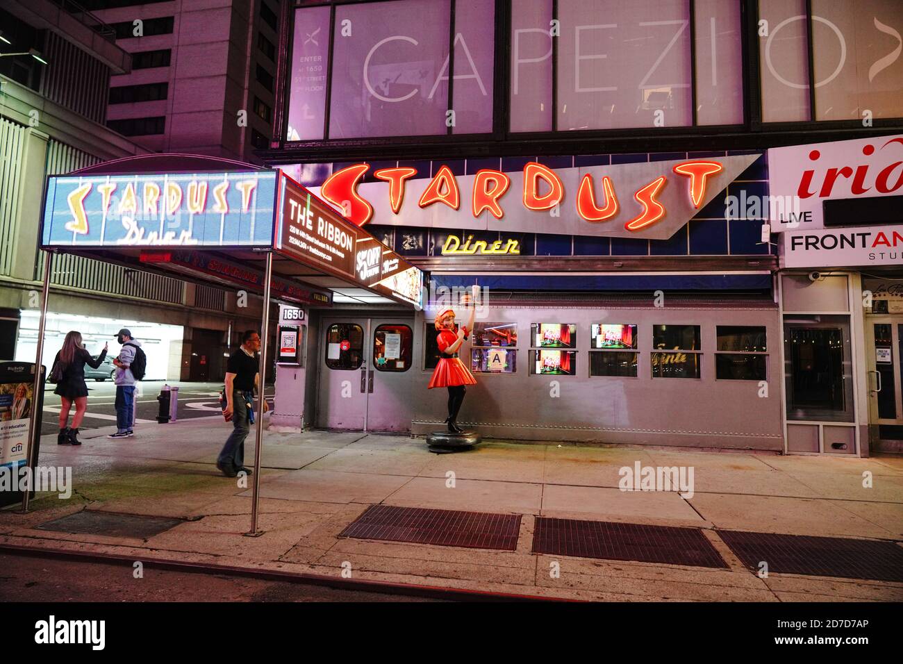 Ellen's Stardust Diner rouvre avec une capacité réduite sur réservation seulement.la ville de New York poursuit la phase 4 de réouverture à la suite de restrictions imposées pour ralentir la propagation du coronavirus. La quatrième phase permet les arts et le divertissement de plein air, les événements sportifs sans fans et la production de médias. Banque D'Images