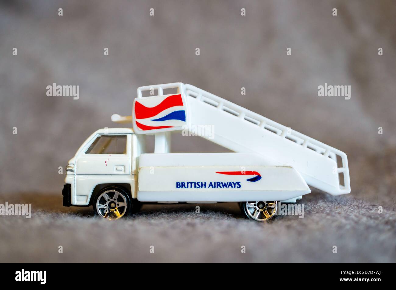 POZN, POLOGNE - 17 octobre 2020: British Airways White Toy maquette d'escalier d'aéroport. Banque D'Images