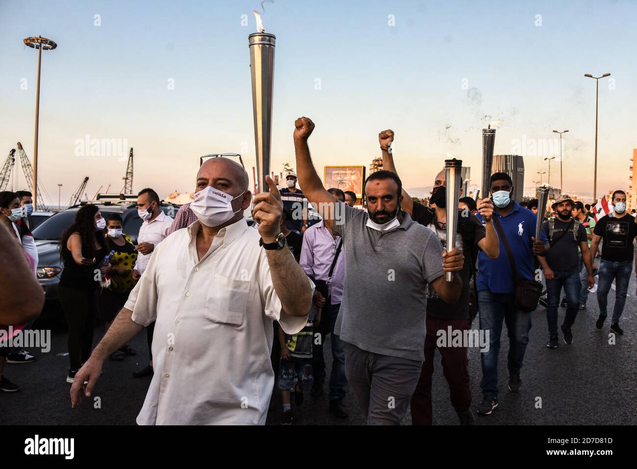 Beyrouth, Liban, 17 octobre 2020. Les manifestants se rassemblent sur l'autoroute Charles helou, à côté du port de Beyrouth, pour célébrer l'anniversaire de la Thawra libanaise, un an après le début des manifestations le 17 octobre 2019 Banque D'Images