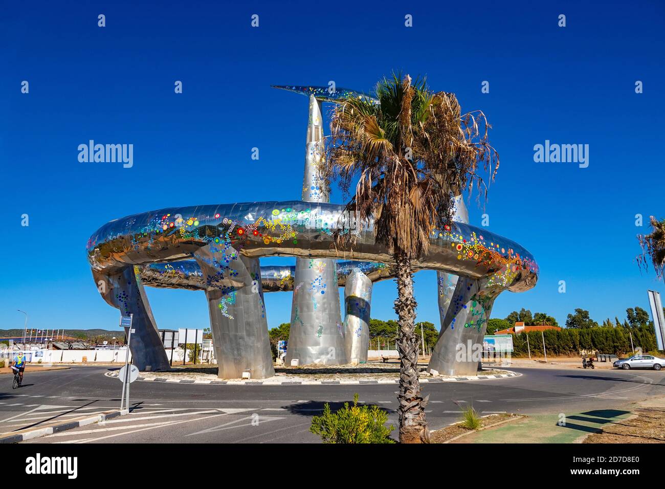 Grande sculpture en métal brillant, œuvres d'art au rond-point, Orpesa, Orpesa del Mar, Valence, province de Valence, Espagne Banque D'Images