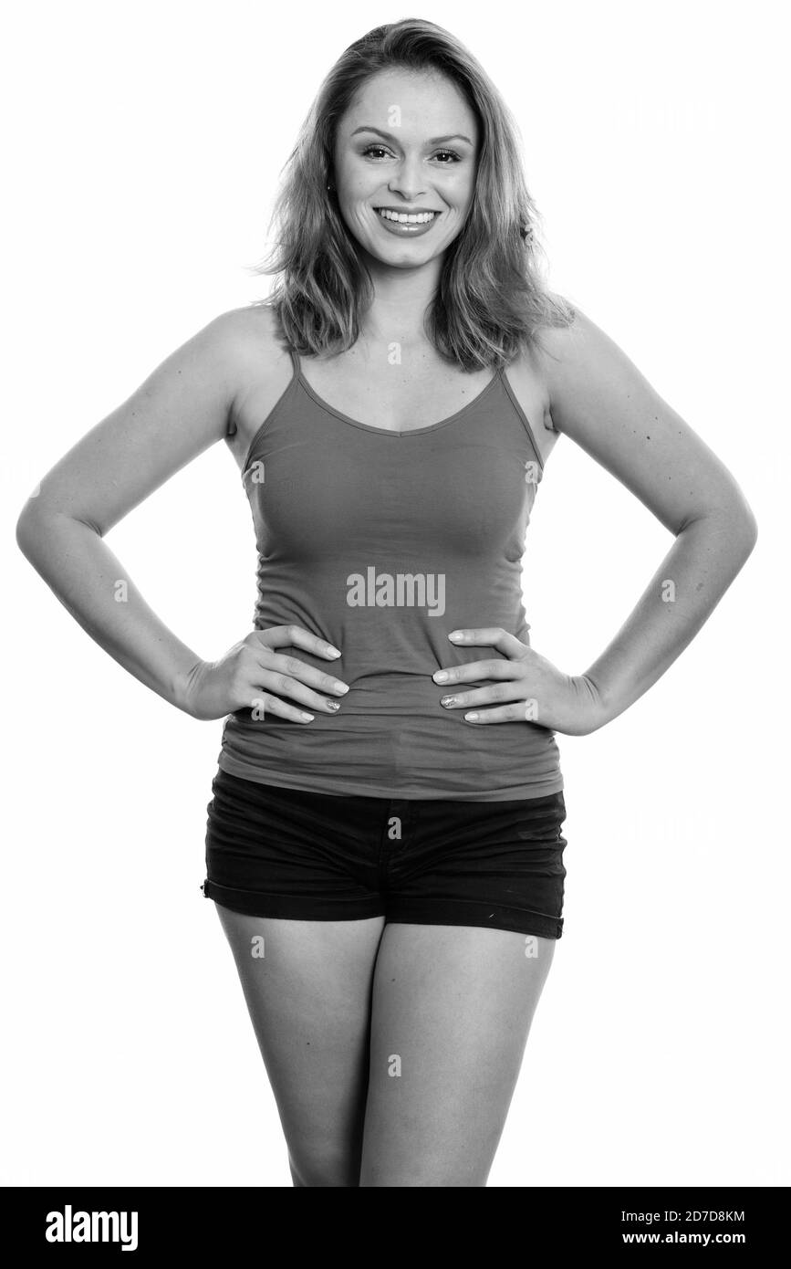 Studio shot of young happy woman smiling brésilien tout en se posant Banque D'Images