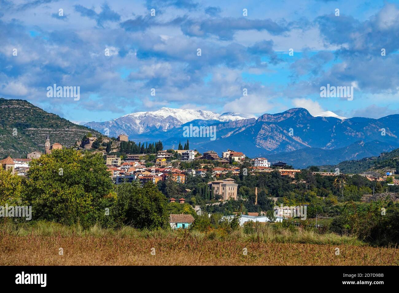 Montagnes enneigées pour les Pyrénées espagnoles vues de Puig-Reig, au sud de Berga, Catalogne, Espagne Banque D'Images