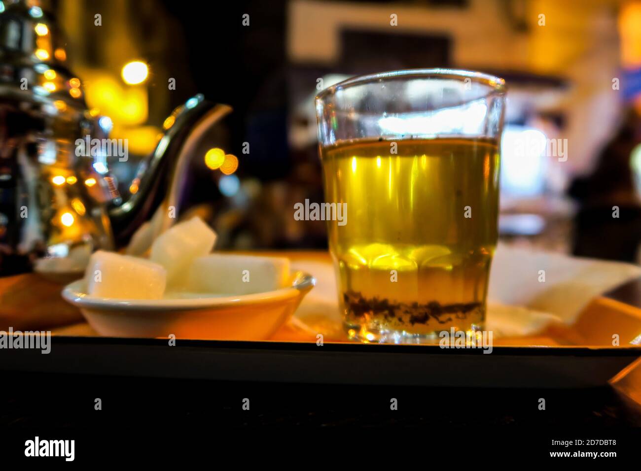 verre de bière sur table en bois, photo comme arrière-plan Banque D'Images