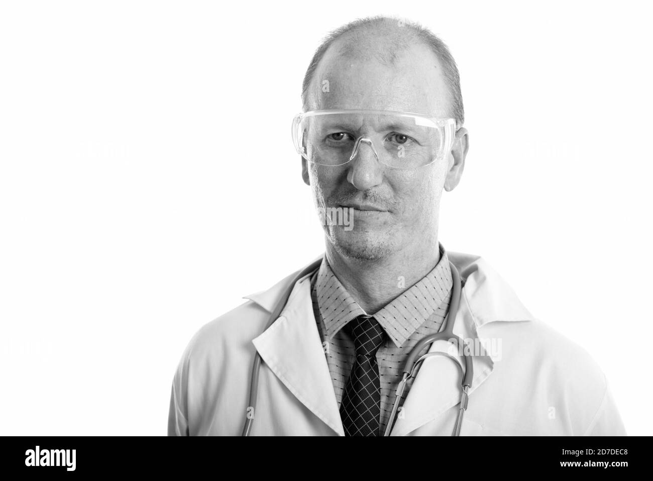 Portrait de l'homme médecin pense tout en portant des lunettes Banque D'Images