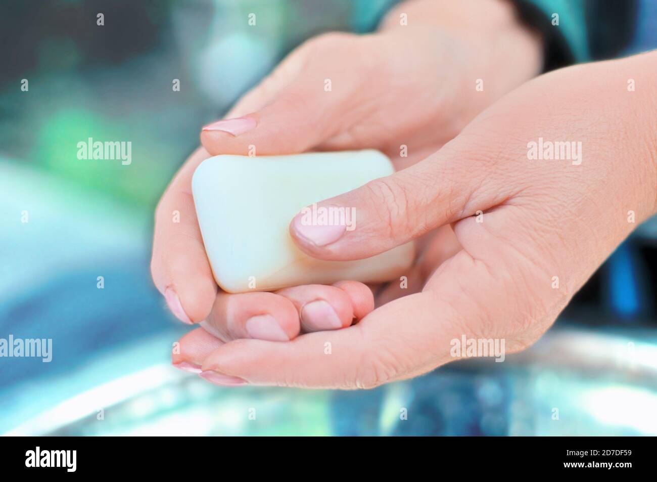 se laver les mains en douceur avec du savon. protection antivirus et antibactérienne Banque D'Images