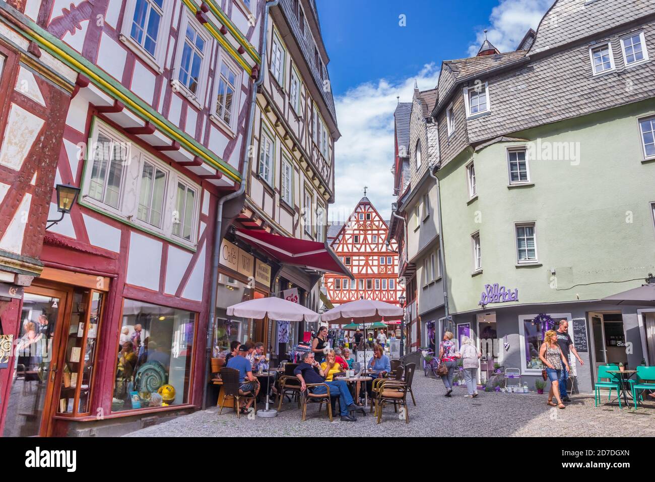 Des gens assis à l'extérieur d'un café dans le Limbourg an der Lahn, Allemagne Banque D'Images