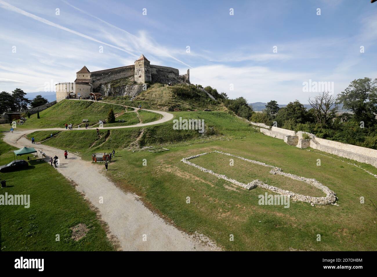 Rasnov, Roumanie - 2 octobre 2020 : les touristes se promènaient à l'intérieur de l'église fortifiée médiévale de Rasnov (forteresse, château, citadelle). Banque D'Images