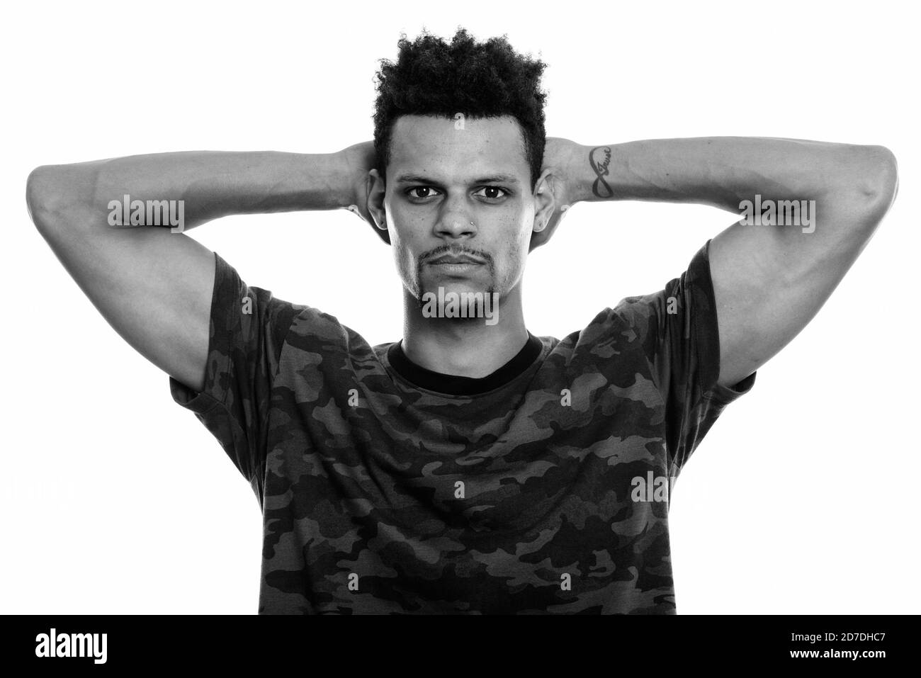 Portrait de jeune homme africain avec les deux mains derrière l'arrière de la tête Banque D'Images