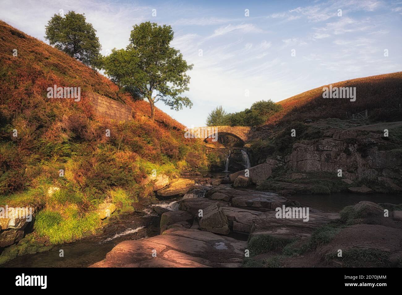 Trois têtes de shire. Une chute d'eau et un pont en pierre à trois Shires Head dans le parc national de Peak District. Banque D'Images