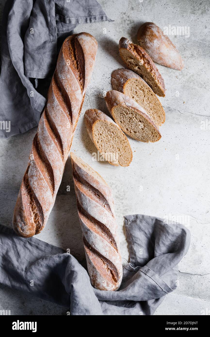 Vue de dessus de deux baguettes brunes sur un fond en béton. Banque D'Images