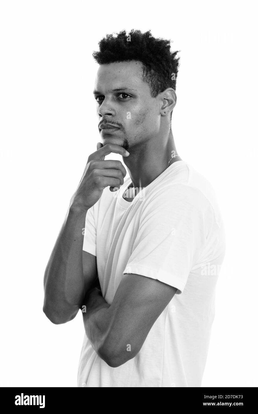Portrait de jeune homme africain pense tout en regardant vers le côté Banque D'Images
