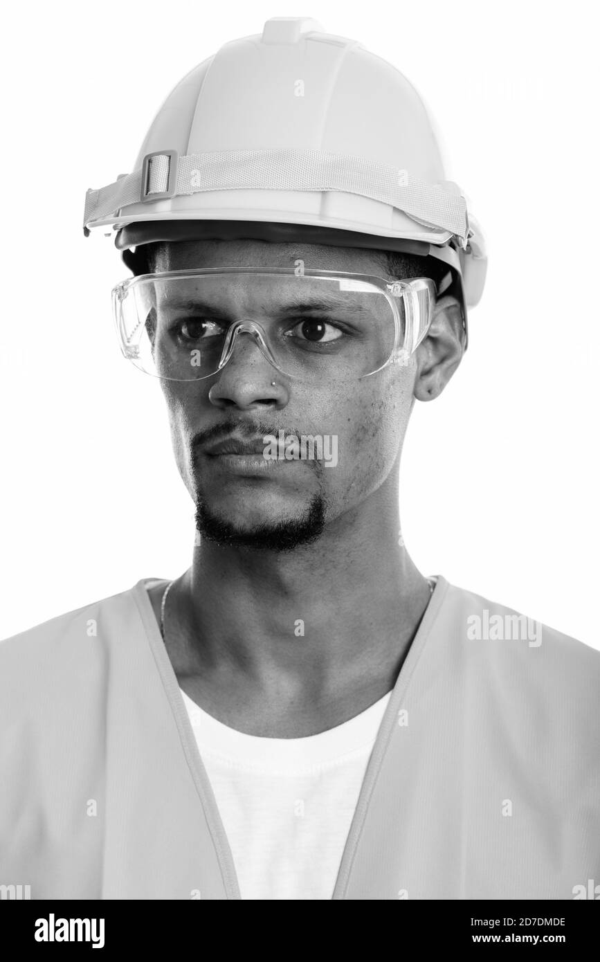 Visage de jeune homme africain travailleur de la construction de la pensée tout en portant des lunettes Banque D'Images