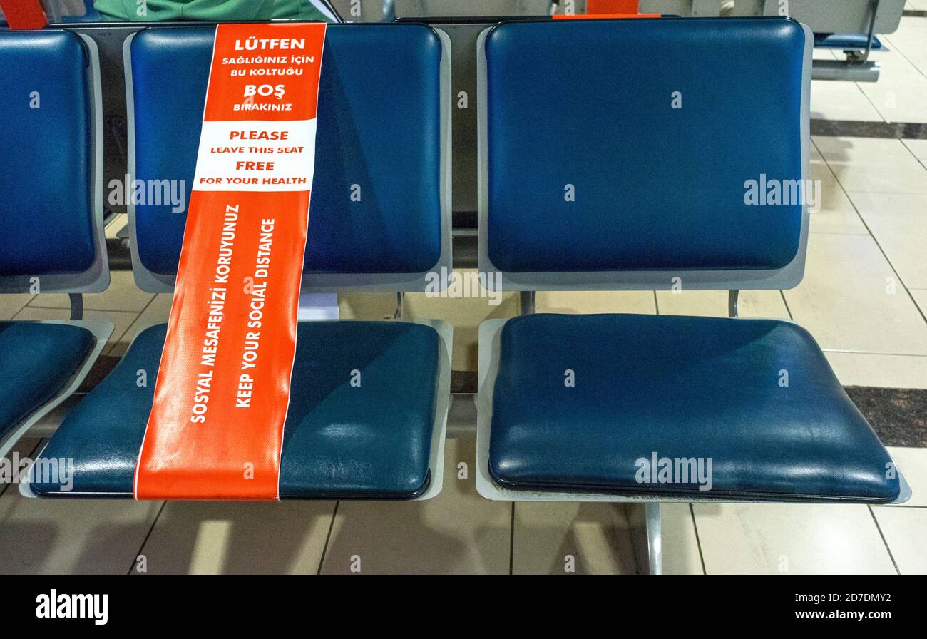 Les distances sociales de passage à l'aéroport pour éviter les infections de corona. Banque D'Images