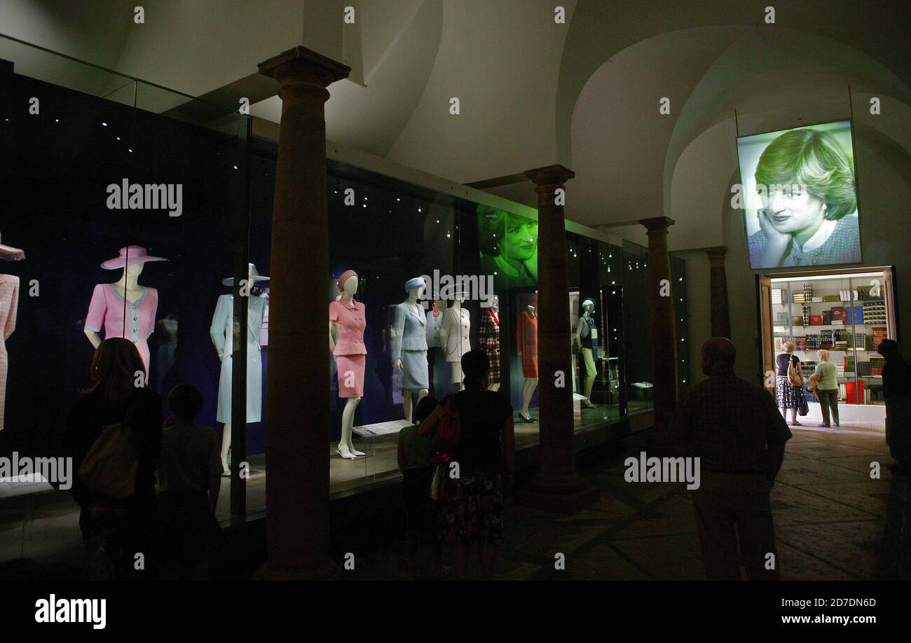 Althorp House: Diana, UNE exposition de célébration : les robes Banque D'Images