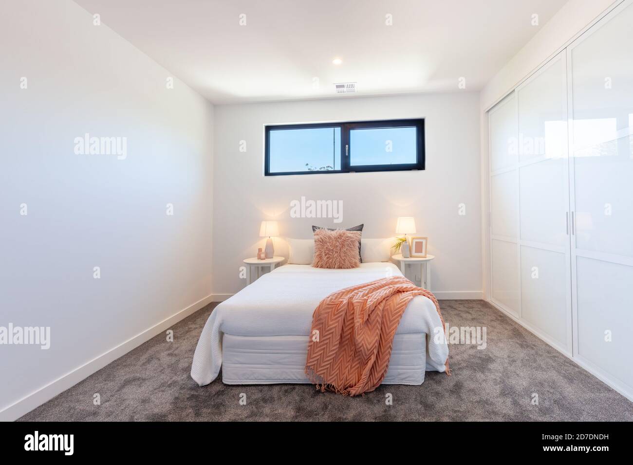 Petite chambre moderne minimaliste avec placard mural intégré Photo Stock -  Alamy