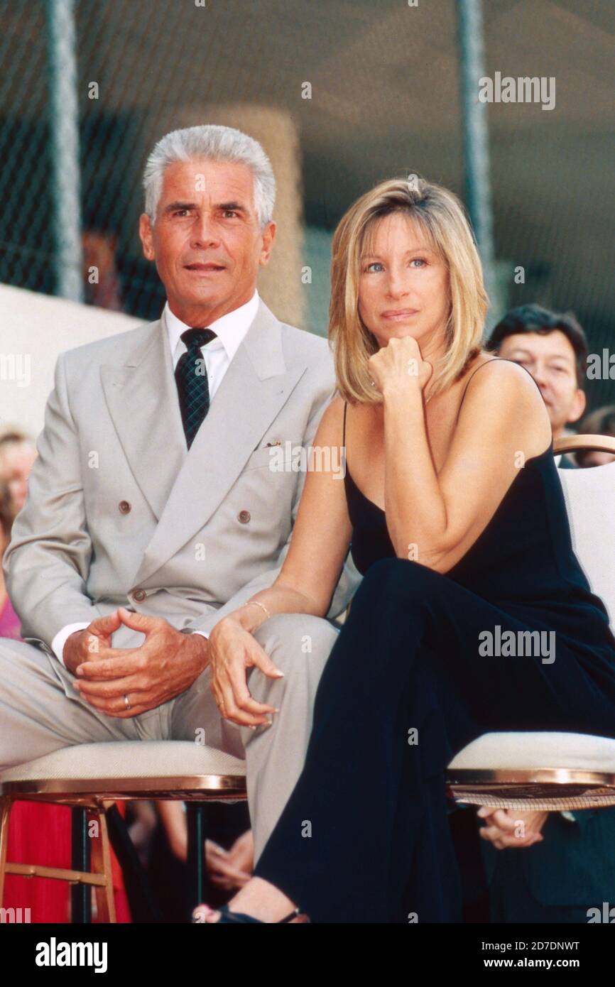 Barbra Streisand, amerikanische Sängerin und Sauspielerin, mit Ehemann James Brolin à Los Angeles, Kalifornien, Etats-Unis 1998 Photo Stock - Alamy