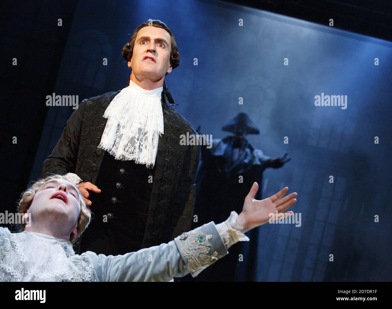 l-r: Joshua McGuire (comme Wolfgang Amadeus Mozart), Rupert Everett (comme Antonio Salieri) avec le Commendatore en arrière-plan dans AMADEUS par Peter Shaffer au Festival Theatre de Chichester, West Sussex, Angleterre 18/07/2014 design: Simon Higlett éclairage: Tim Mitchell directeur: Jonathan Church Banque D'Images