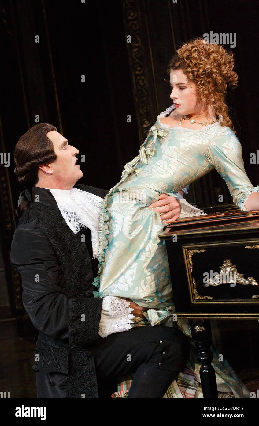 Rupert Everett (Antonio Salieri), Jessie Buckley (Constanze Weber) dans AMADEUS par Peter Shaffer au Chichester Festival Theatre, West Sussex, Angleterre 18/07/2014 design: Simon Higlett éclairage: Tim Mitchell directeur: Jonathan Church Banque D'Images