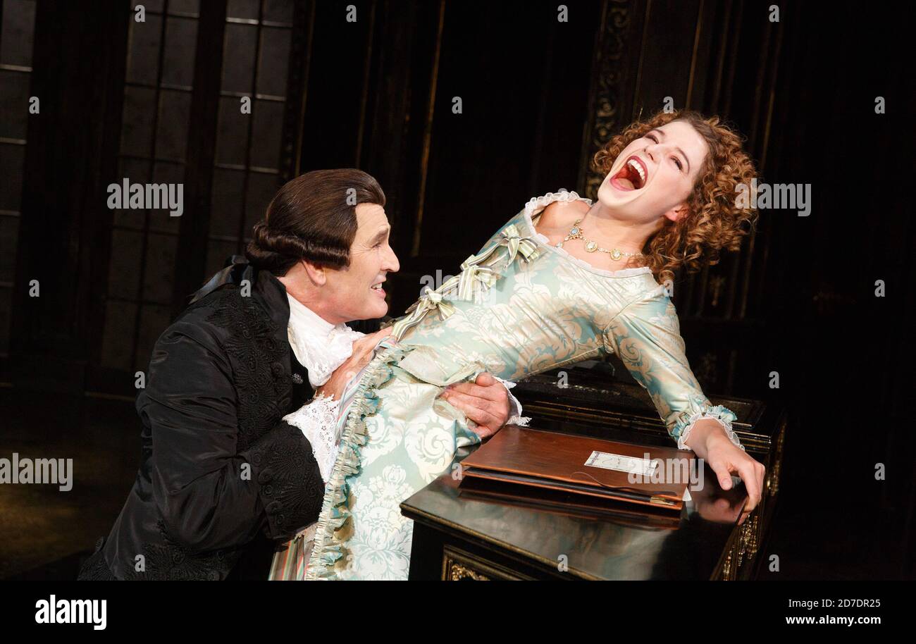 Rupert Everett (Antonio Salieri), Jessie Buckley (Constanze Weber) dans AMADEUS par Peter Shaffer au Chichester Festival Theatre, West Sussex, Angleterre 18/07/2014 design: Simon Higlett éclairage: Tim Mitchell directeur: Jonathan Church Banque D'Images