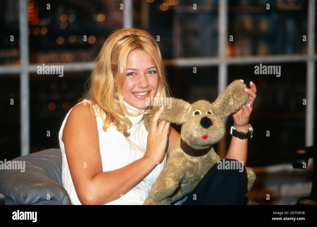 Harald-Schmidt-Show, Unterhaltungstakshow, Deutschland 1995 - 2003, Sendung vom 25. Juni 1997, Gaststar: Sauspielerin Alexandra Neldel mit Stofftier Banque D'Images