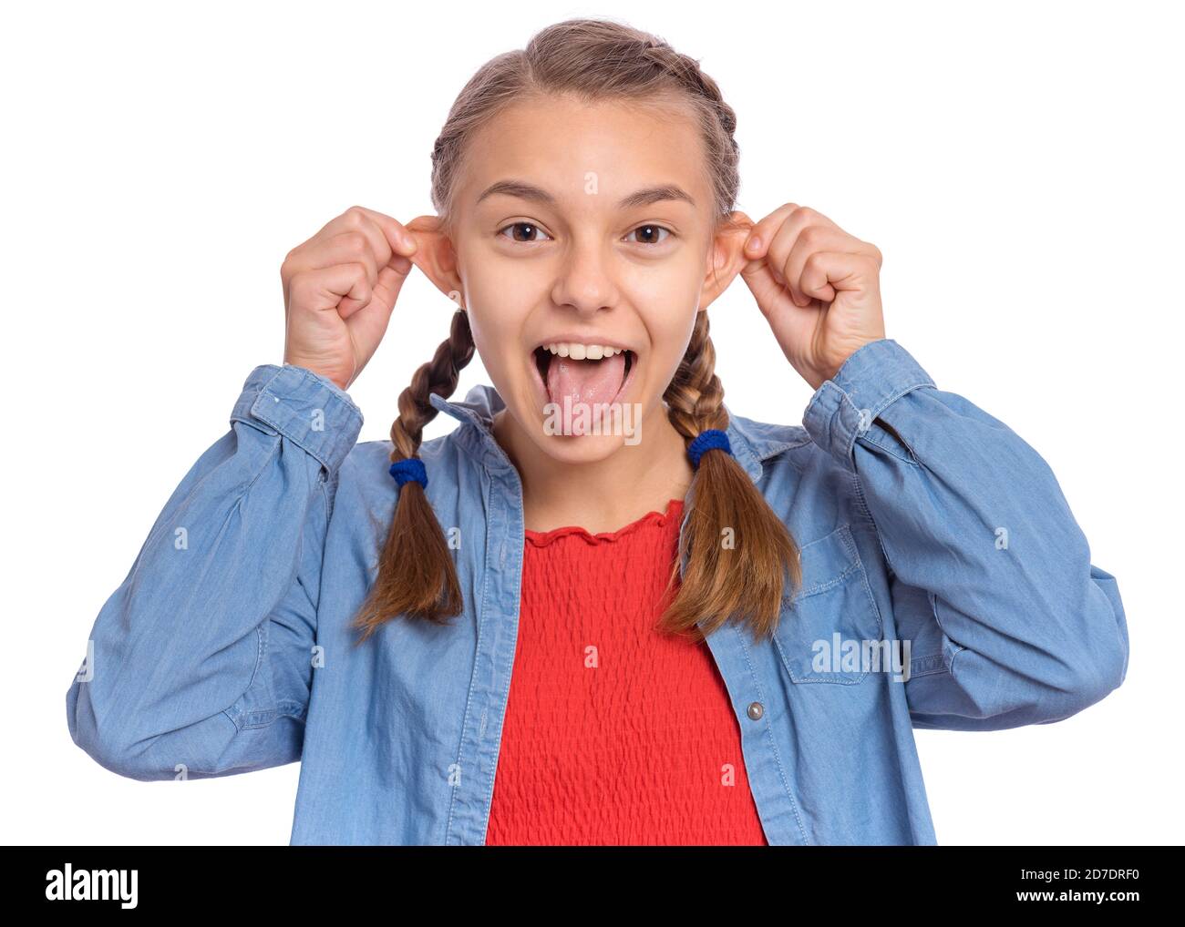 Belle jeune fille folle rend drôle visage et dépasse la langue, joue imbécile, étant dans la bonne humeur, isolé sur fond blanc Banque D'Images