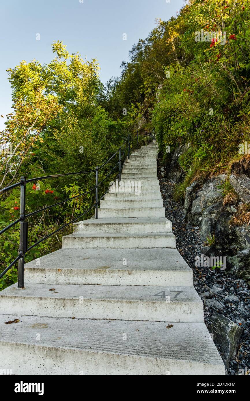 Escaliers escarpés jusqu'au point d'observation d'Ålesund en Norvège par temps ensoleillé Banque D'Images