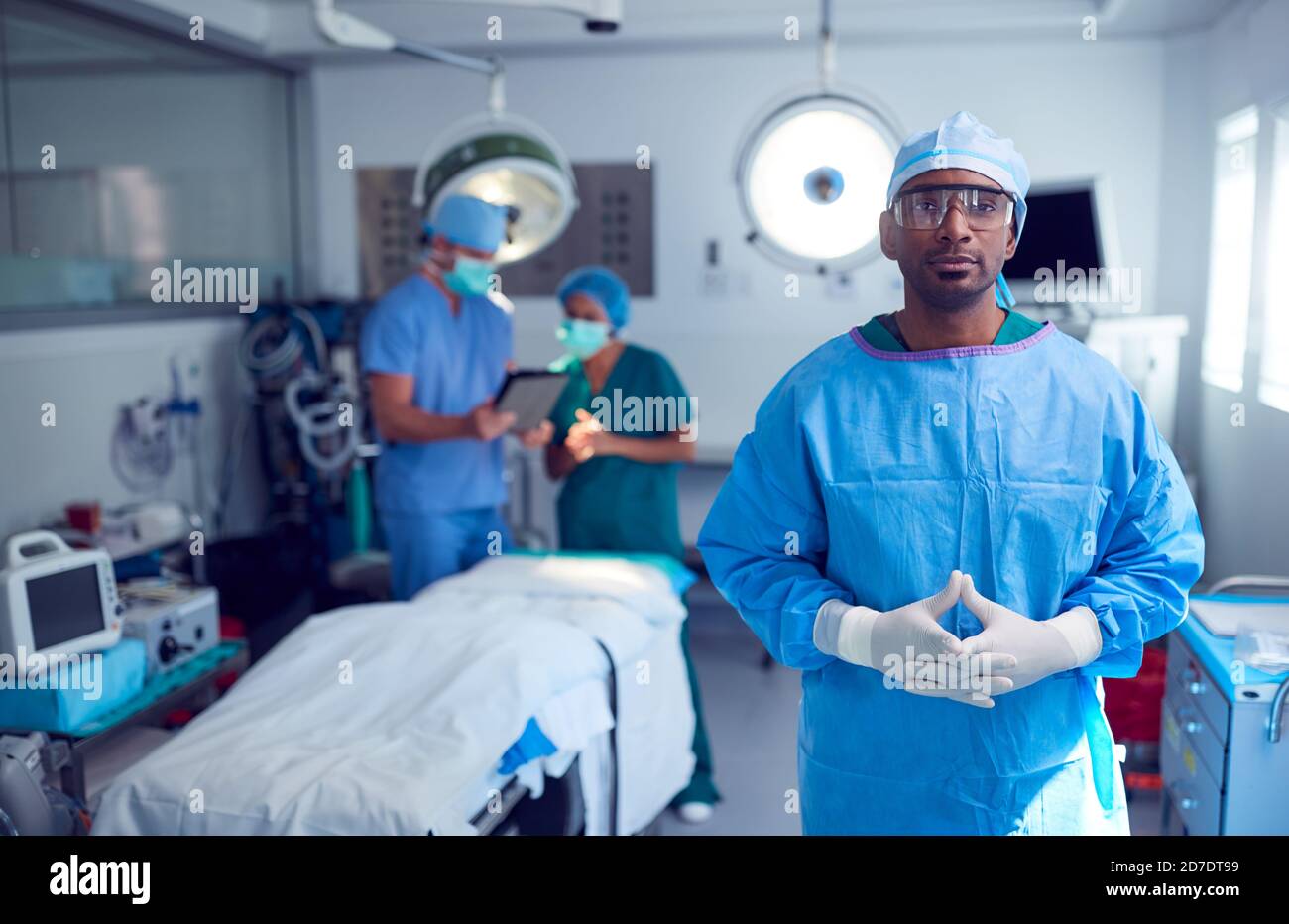 Portrait d'un chirurgien masculin portant des exfoliants et des lunettes de protection Théâtre d'opération de l'hôpital Banque D'Images