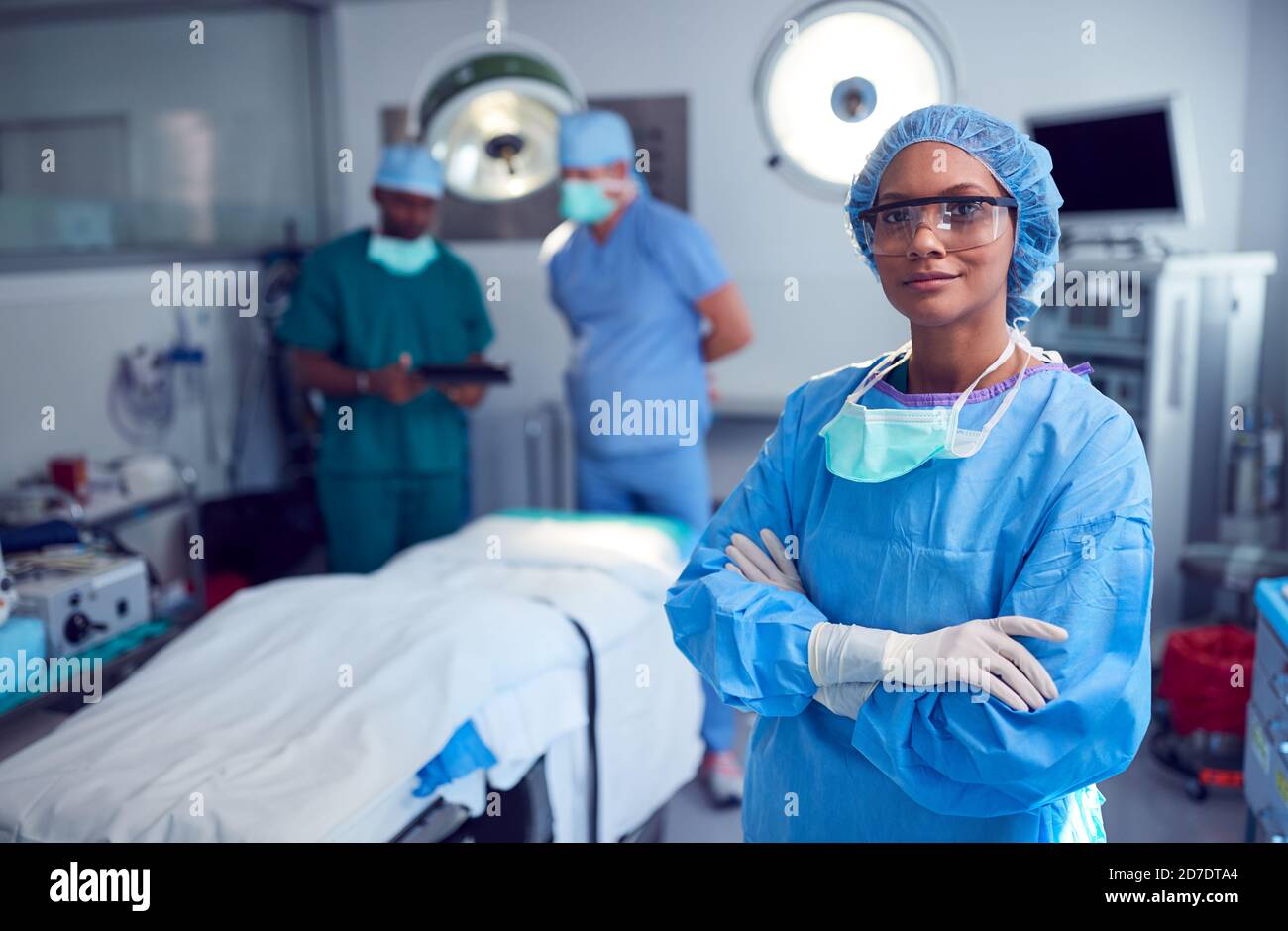 Portrait d'une femme chirurgien portant des exfoliants et des lunettes de protection Théâtre d'opération de l'hôpital Banque D'Images