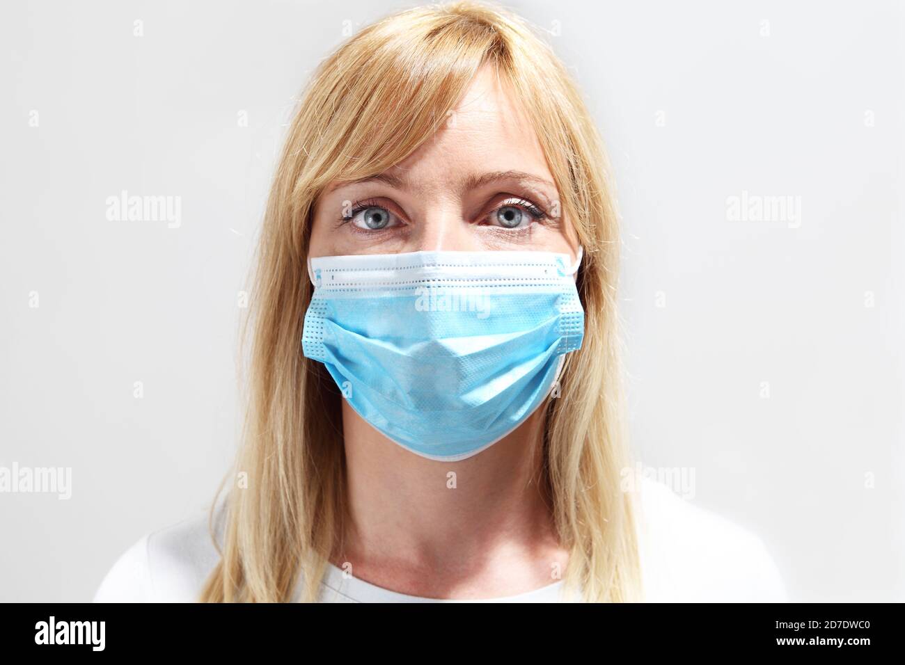 Belle femme blonde dans un masque médical. Portrait rapproché d'une femme  avec un masque chirurgical sur son visage, protection contre le virus  corona Covid 19 Photo Stock - Alamy